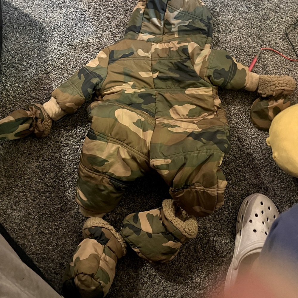 Children’s place snow suit in camouflage 12 months